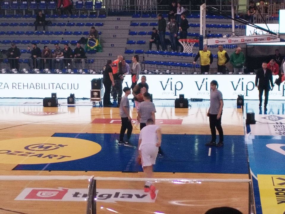 Ognjen Dobrić se zagreva za meč u opremi a.jpeg