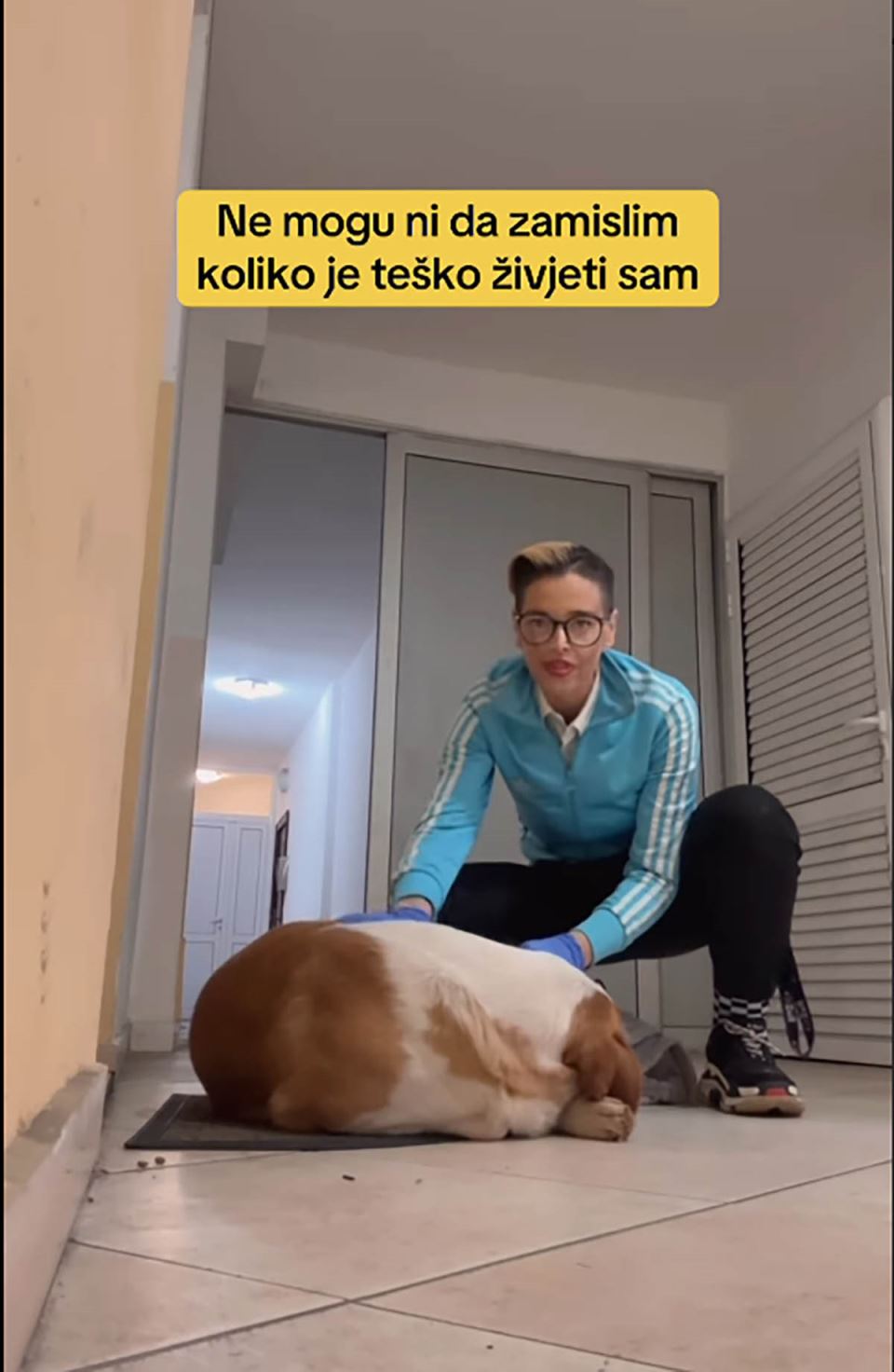 Devojka sa zmijom kućni ljubimci