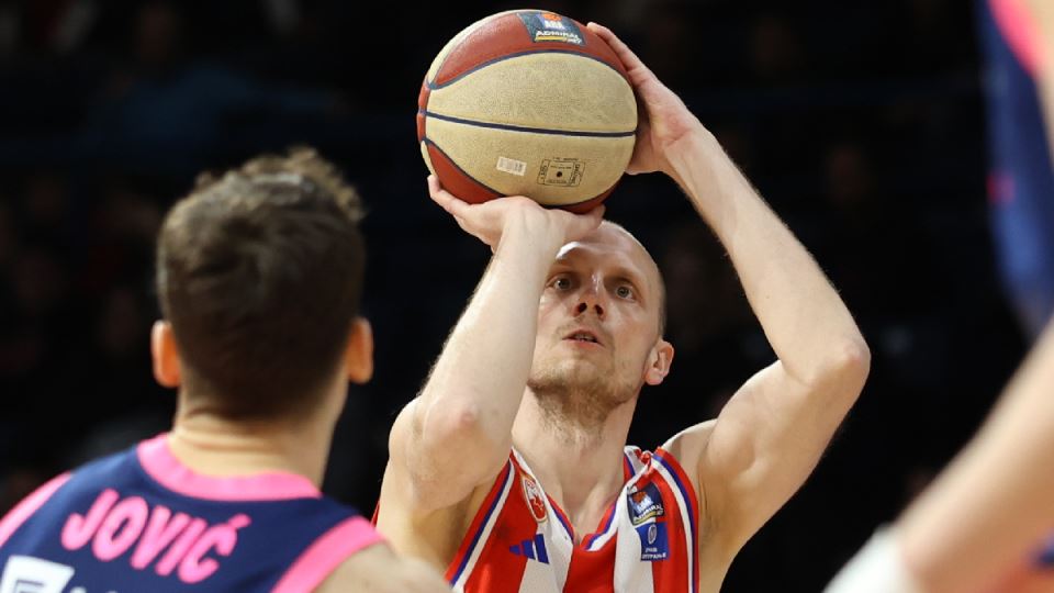 Dejan Davidovac šutira na koš