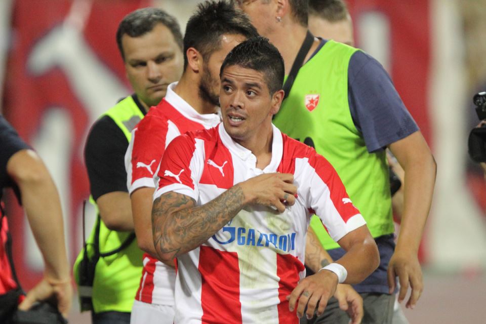 Luis Ibanjez pokazuje na grb Zvezde Delijama