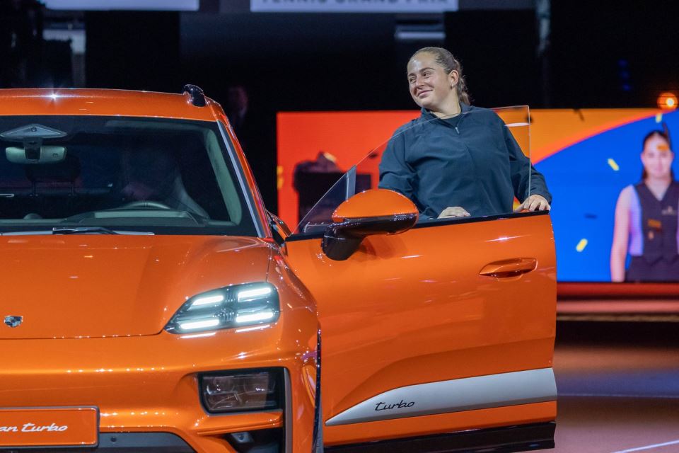 Jelena Ostapenko letonska teniserka ispred Poršea