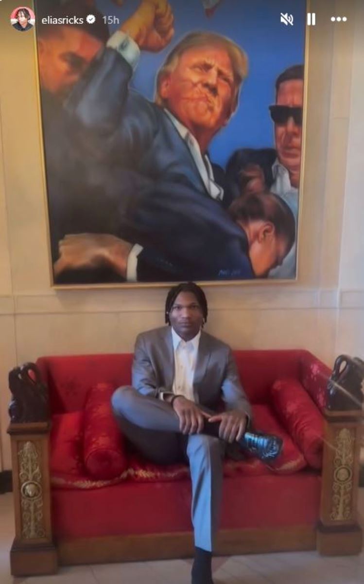 Eli Riks u Beloj kući ispred slike Donalda Trampa