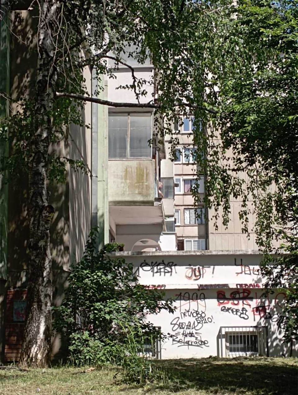 Muškarac u Rakovici izašao na terasu i preti (1).jpg