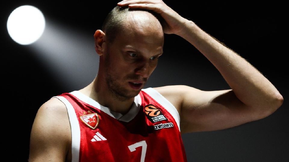 Dejan Davidovac se drži za glavu zbog povrede