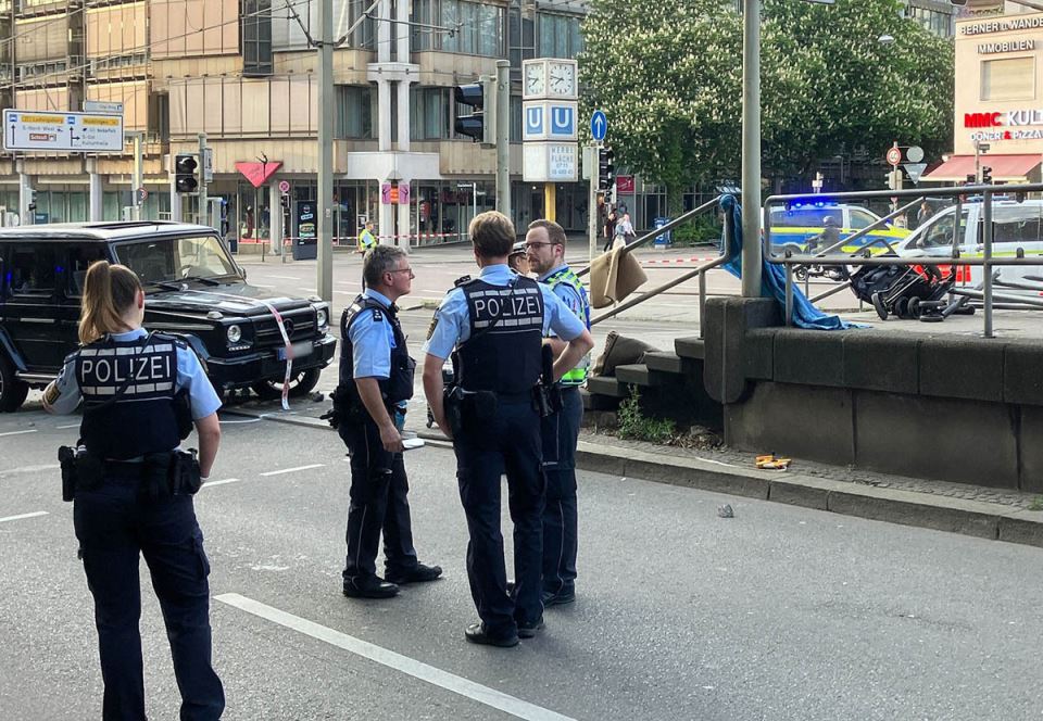 vozač uleteo u masu ljudi u Štutgartu (2).jpg