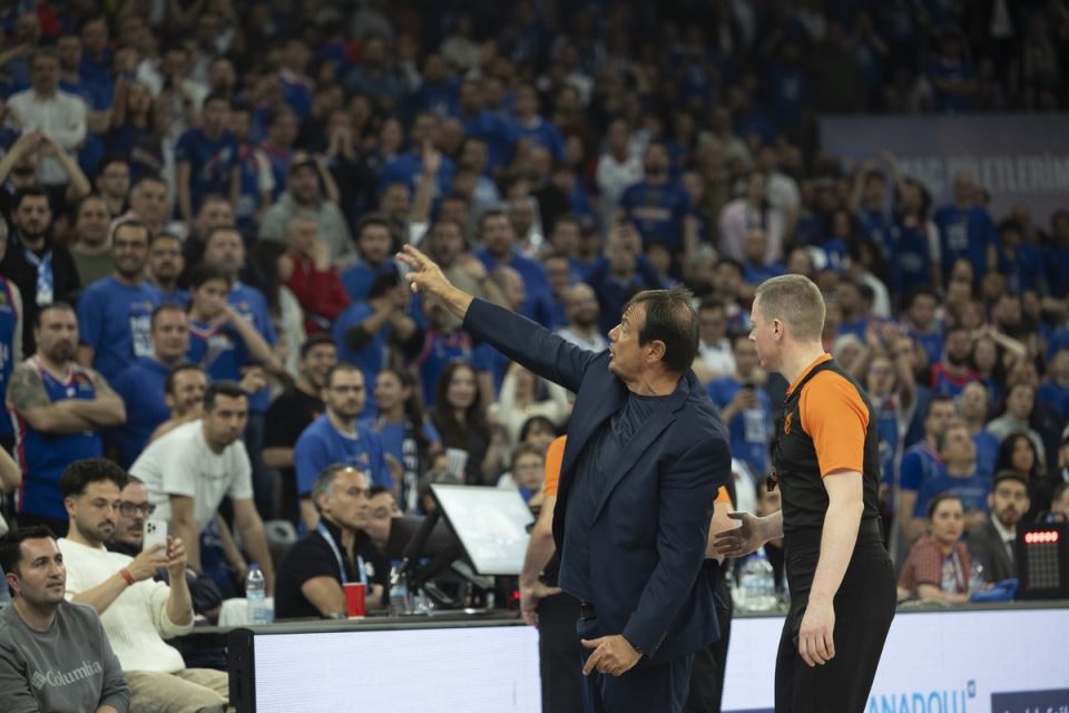 Ergin Ataman u svađi sa navijačima Efesa