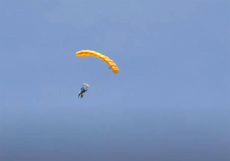 Radiša Milisavljević skokom sa 3000 metara proslavio zlatnu svadbu (1).jpg