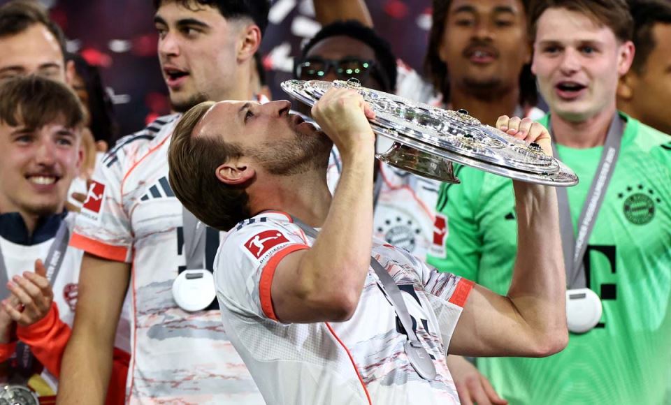 Hari Kejn sa trofejom Bundeslige 1.jpg