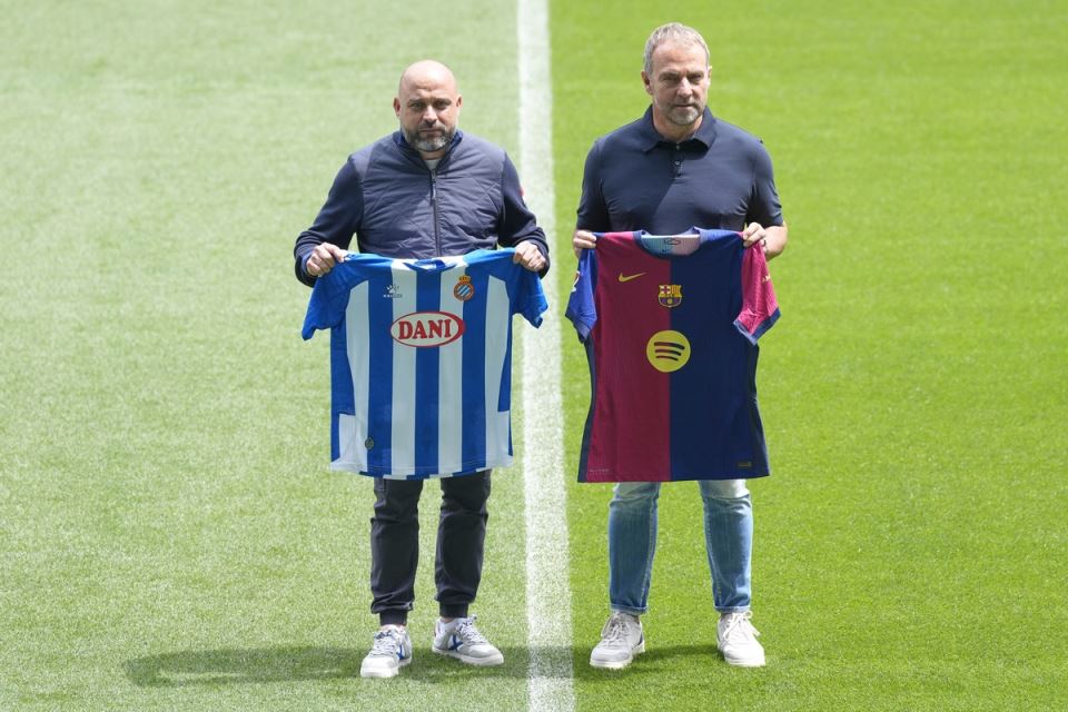 Hansi Flik i Manolo Gonzales sa dresovima na stadionu Espanjola