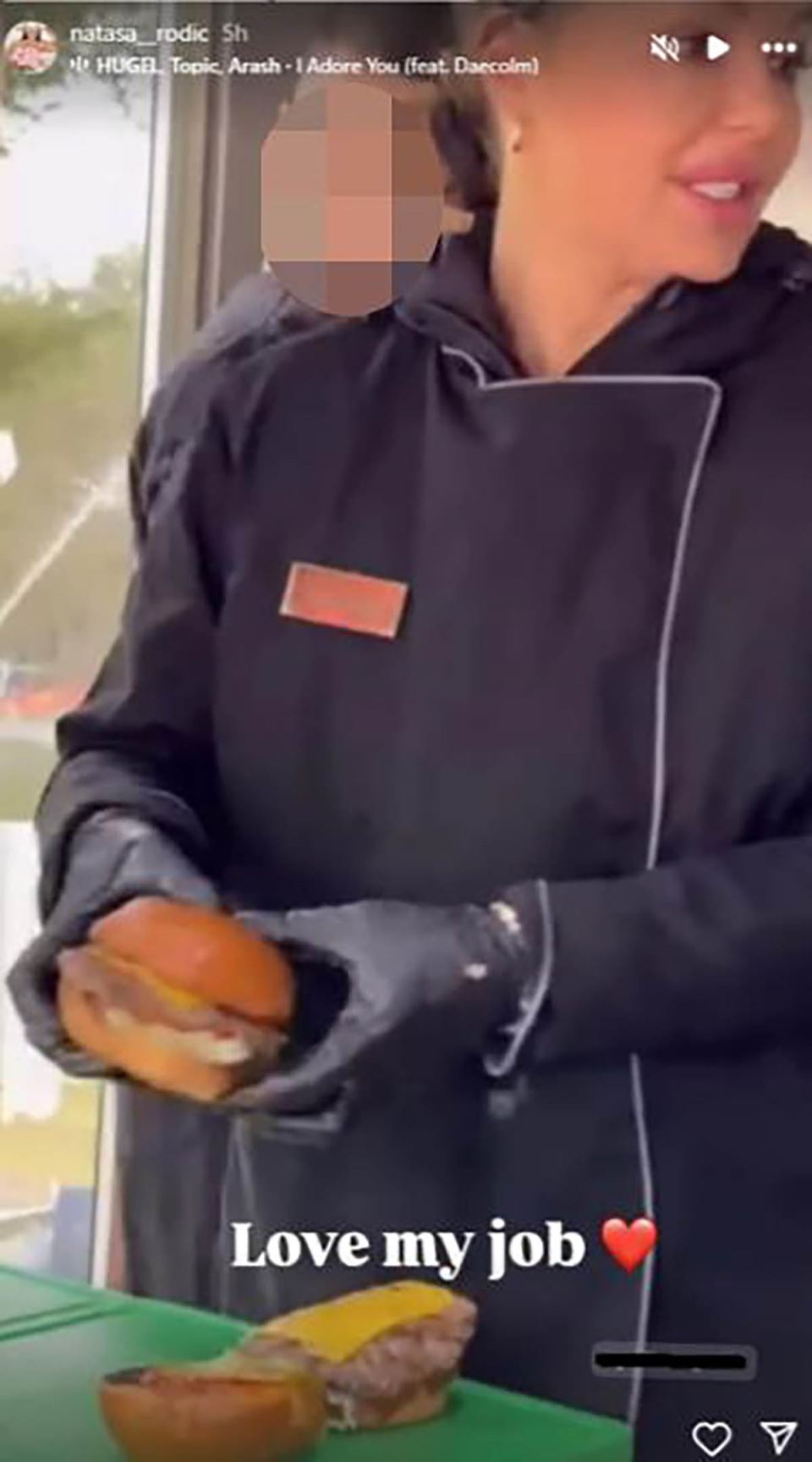 Nataša Rodić pravi burgere na Kalemegdanu (2).jpg