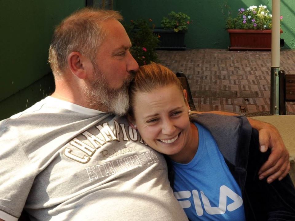 Damir Dokić grli kćerku Jelenu Dokić.