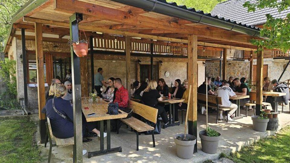 Vojo Vukašinović iz Prijepolja ima 10 ribnjaka s pastrmkom (1).jpg