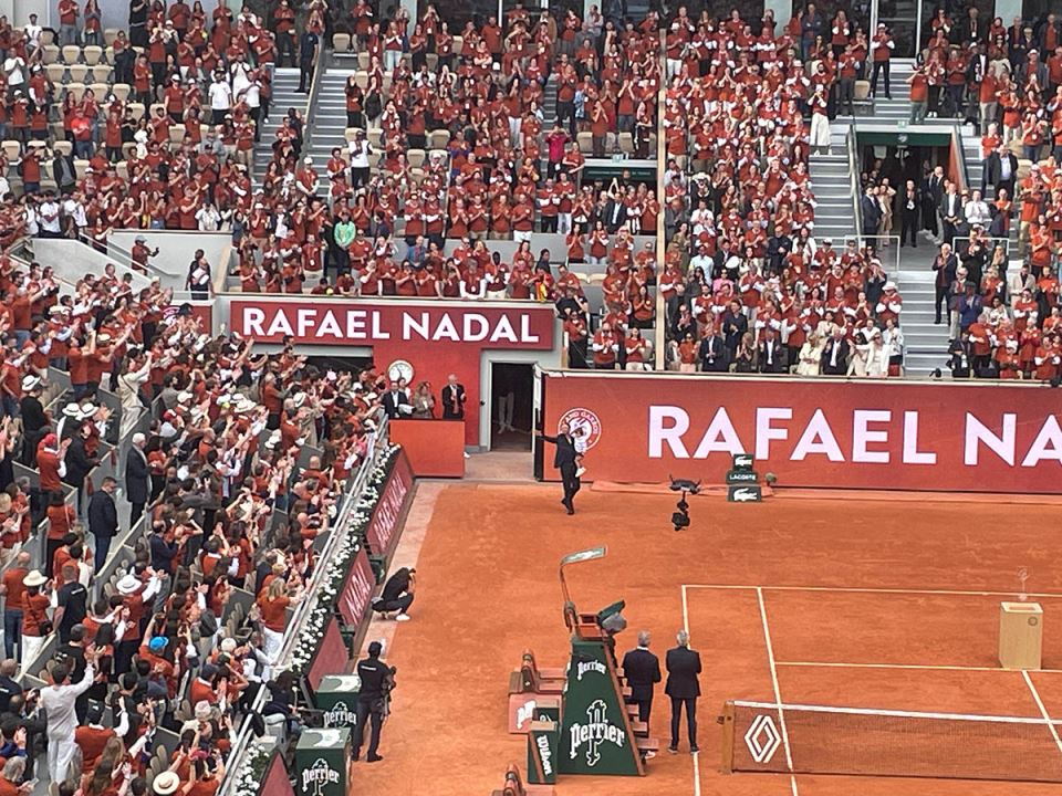 Nadal sa sinom u rukama izašao sa stadiona (2).jpg