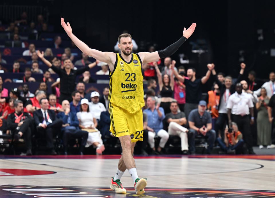 Marko Gudurić slavi trojku za titulu Evrolige