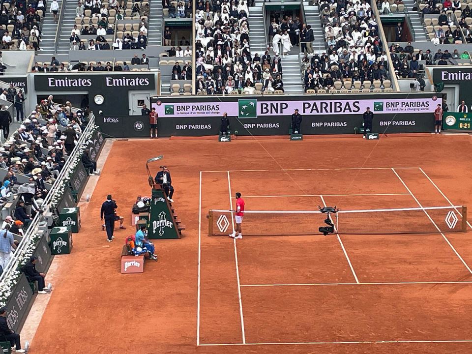 Novak Ðoković priča sa sudijom (1).jpg