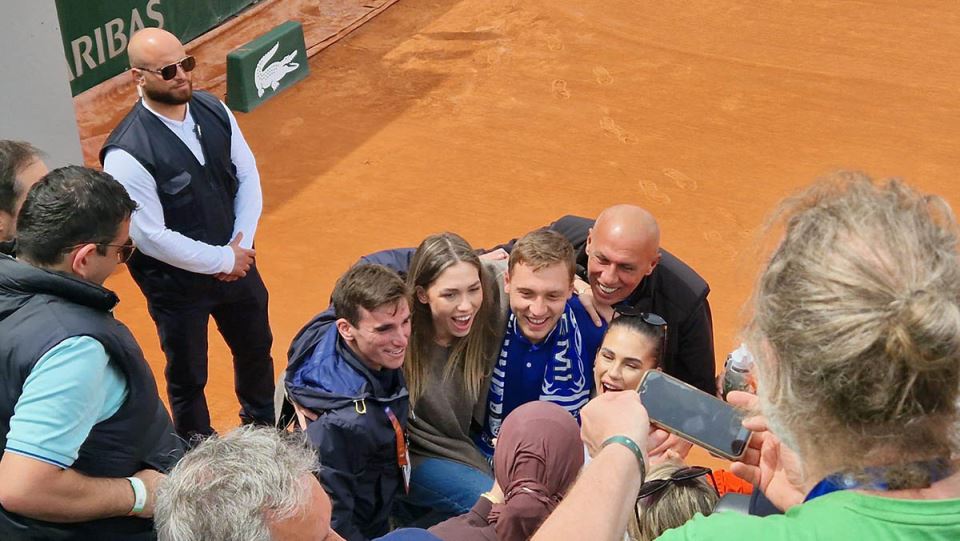 Hamad Međedović sa šalom Novog Pazara (2).jpg