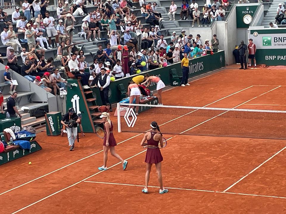 Olga Danilović i Anastasija Potapova slave pobedu  (1).jpg