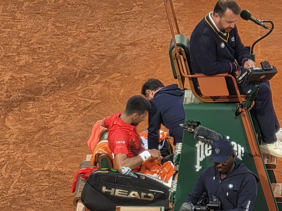 Novak Ðoković sa fizioterapeutom (1).jpg