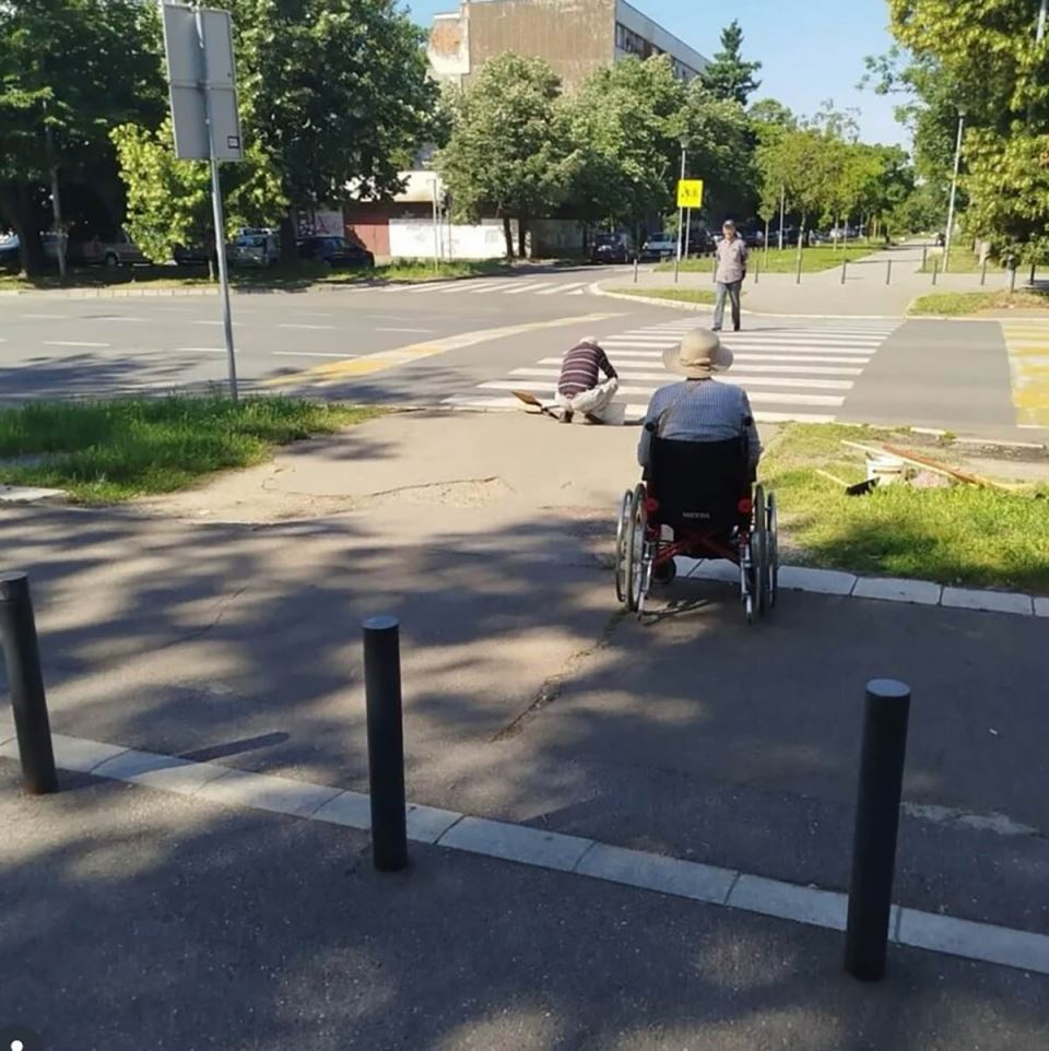 Anđelko za suprugu u kolicima zakrpio rupu na trotoaru (2).jpg