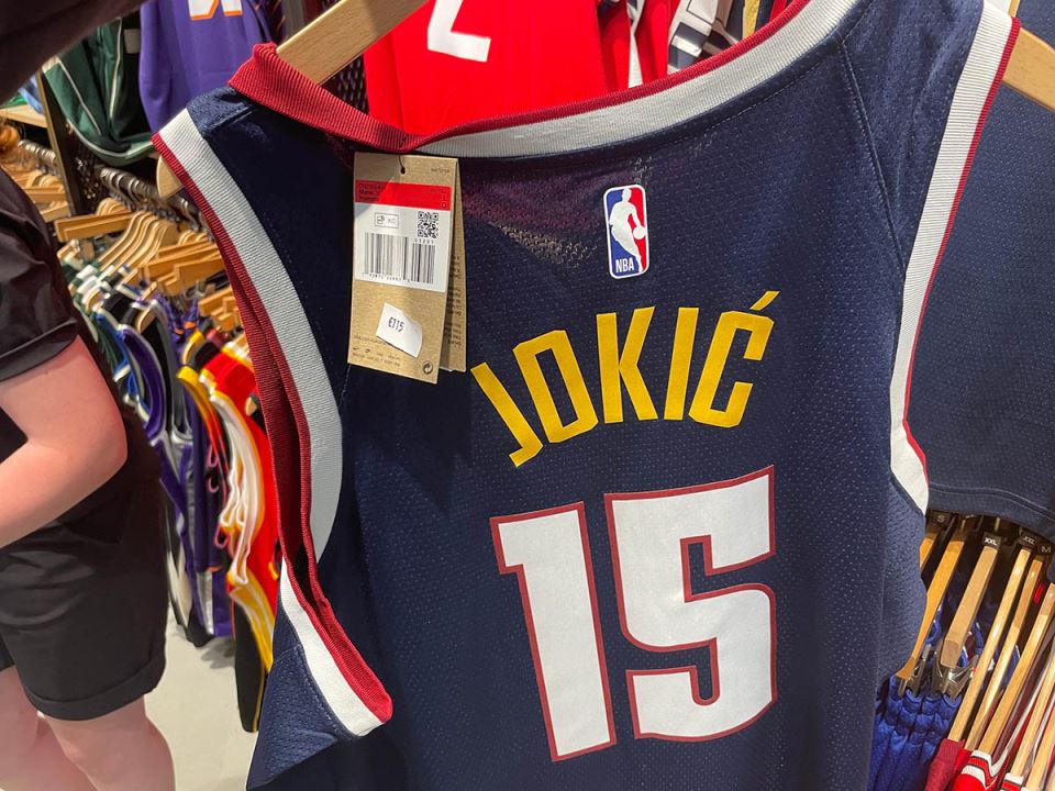 NBA prodavnica nema dresove Nikole Jokića u Parizu