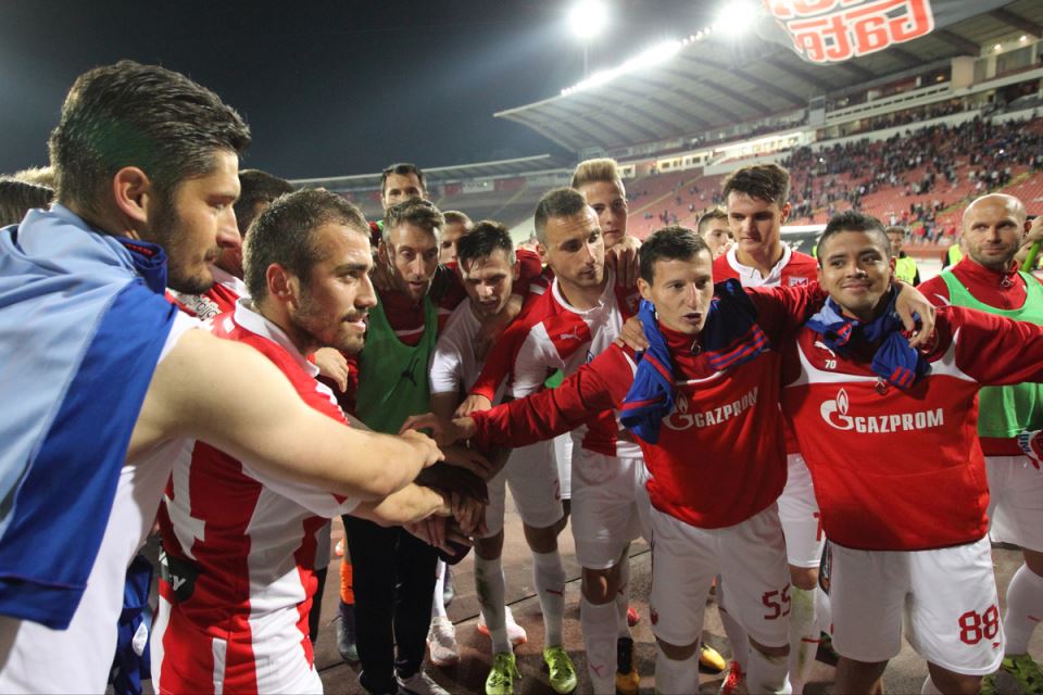 Fudbaleri Crvene zvezde posle utakmice protiv Olimpijakosa. Adam Mičel je iza Srnića.