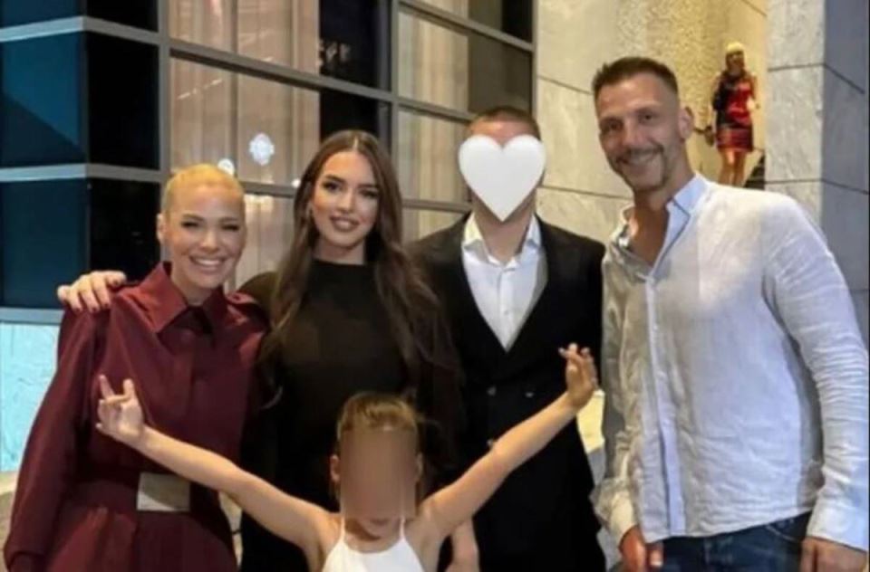 Nataša i Dača sa Hanom na maturi