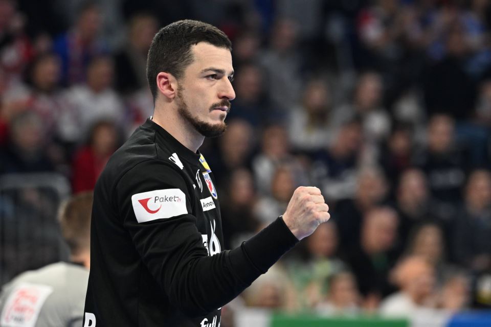 Hrvatski golman Filip Ivić dobio otkaz u Vojvodini.