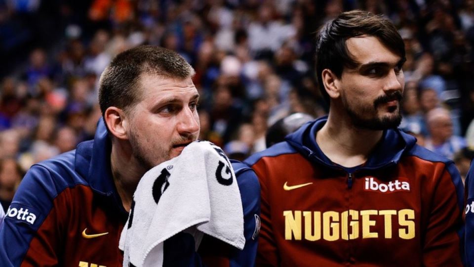 Dario Šarić i Nikola Jokić na klupi Denvera