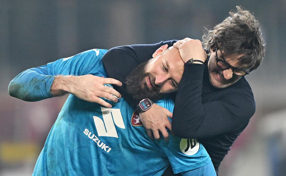 Vanja Milinković-Savić u zagrljaju trenera Torina.