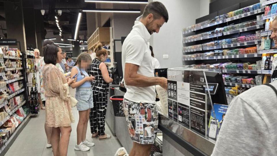 Novak Đoković kupuje na kasi