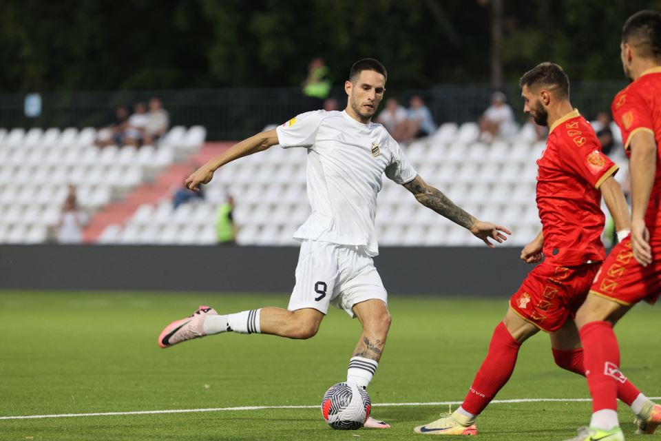 Slobodan Tedić daje gol za Čukarički protiv Napretka