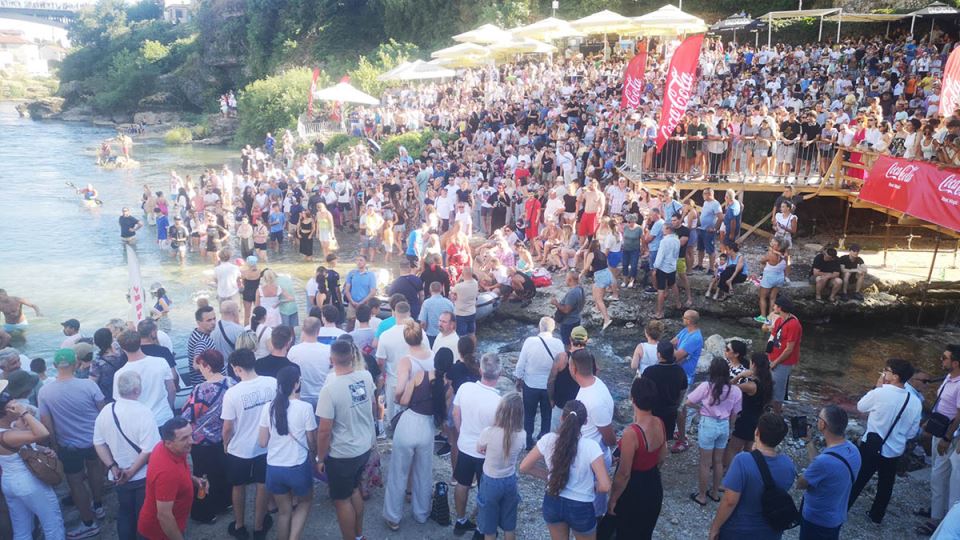 Drama tokom skokova sa Starog mosta (2).jpg