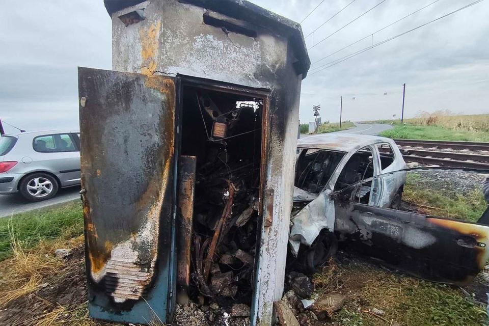 Automobil sleteo sa puta i zapalio se (1).jpg