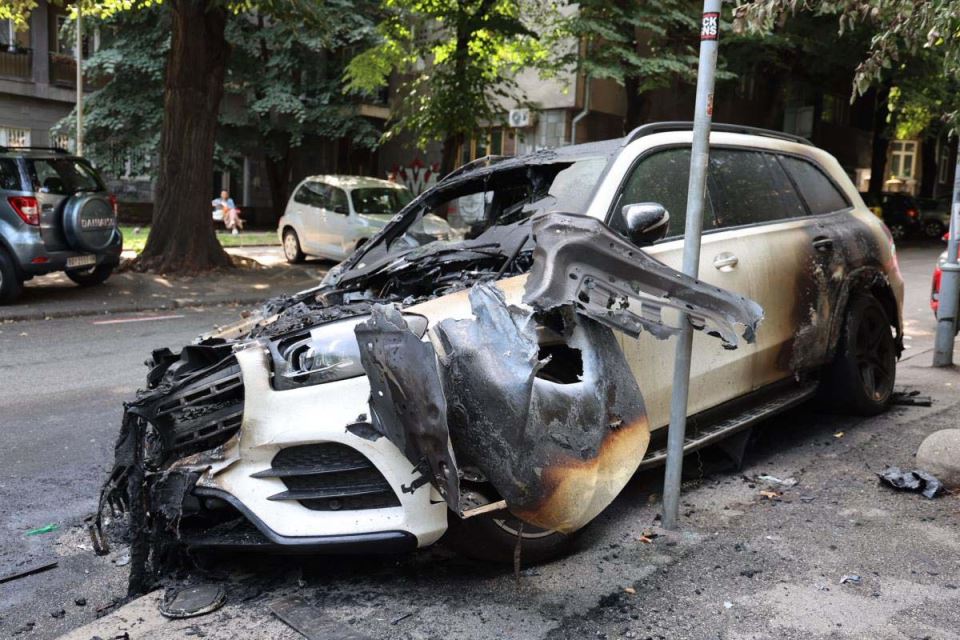 Zapaljeni džip u Beogradu 1.jpg