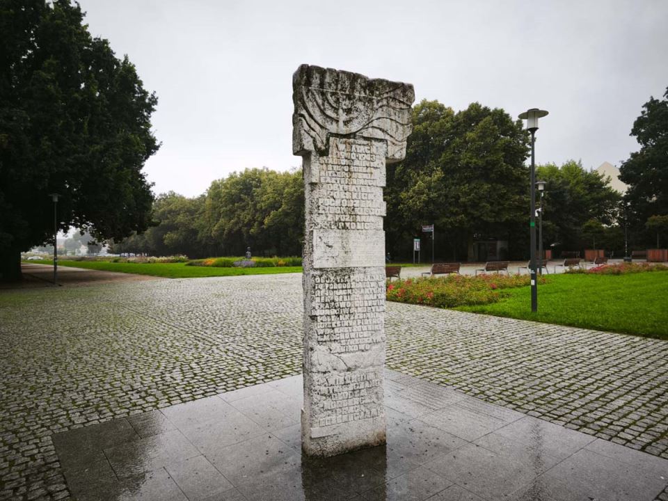 Spomenik ubijenim Jevrejima na stadionu u Poznanju1.jpg