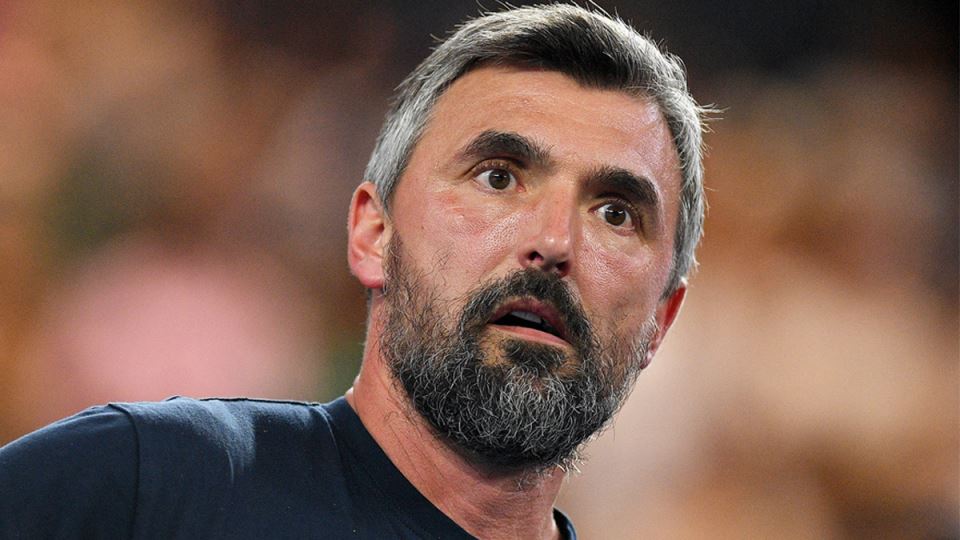 Goran Ivanišević s bradom gleda zabrinuto.