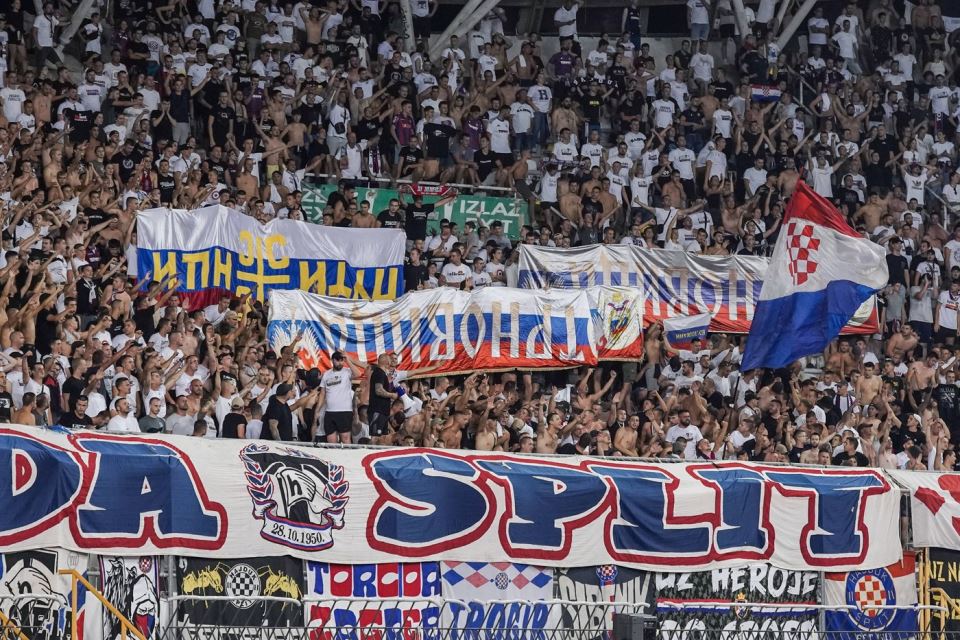 Navijači Hajduka pale srpske zastave28883.jpg