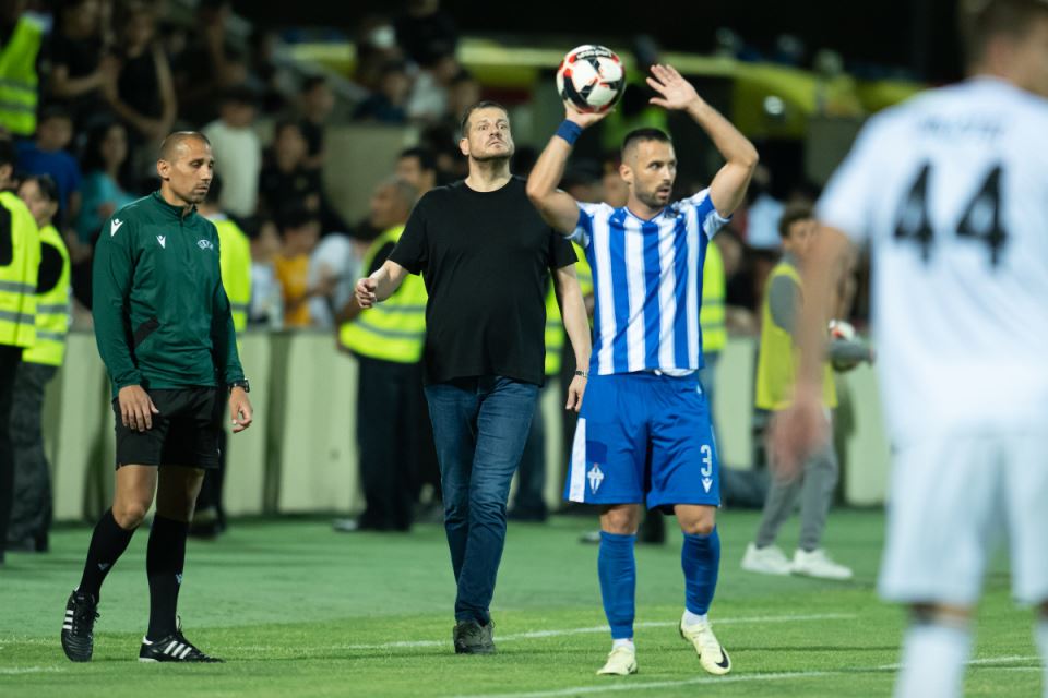 Nenad Lalatović prati meč na utakmici Budućnost - Noa