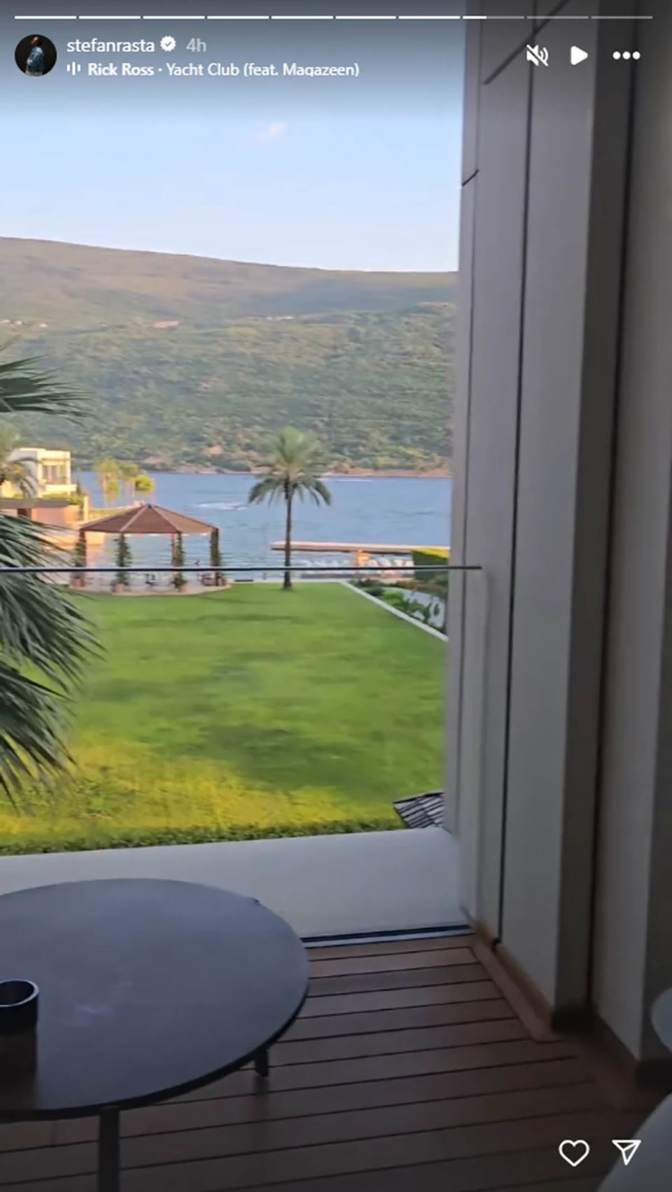 Stefan Đurić Rasta sa devojkom (4).jpg