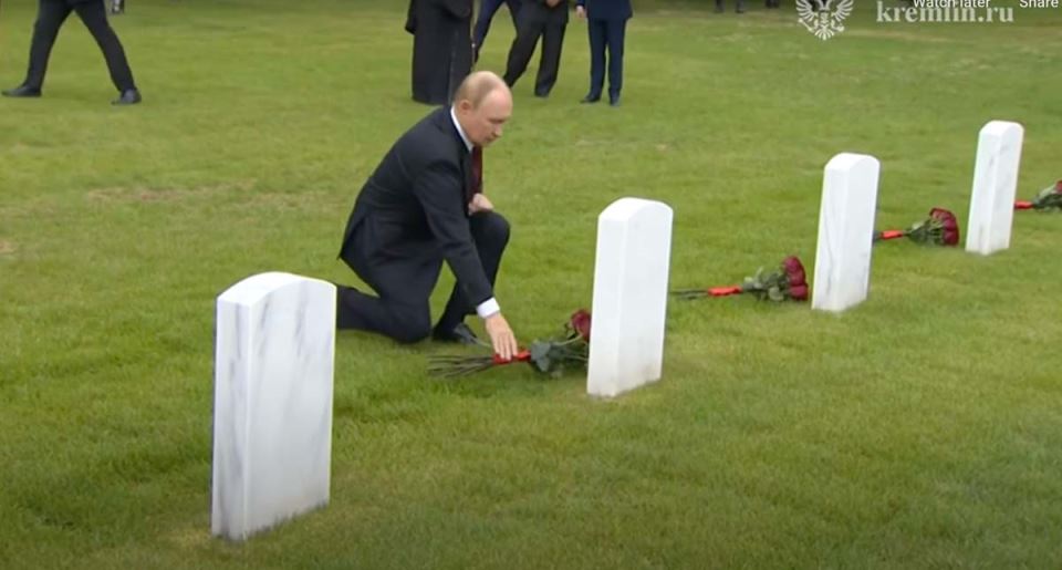 Vladimir Putin polaže cveće na grobove sovjetskih vojnika na Aljasci 1.jpg
