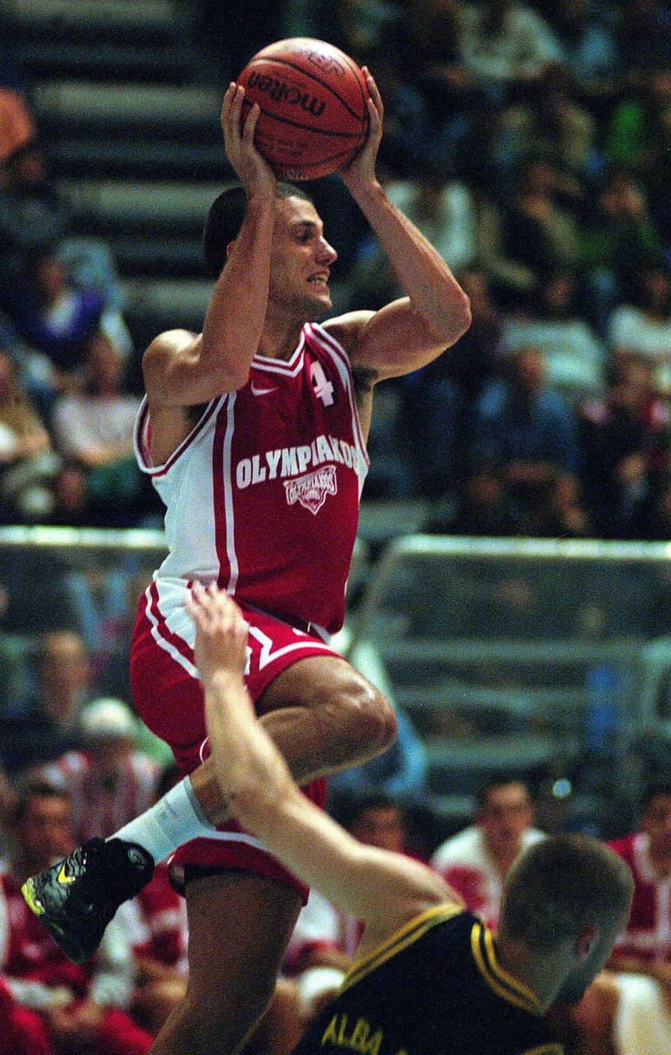 Arijan Komazec u dresu Olimpijakosa protiv Albe