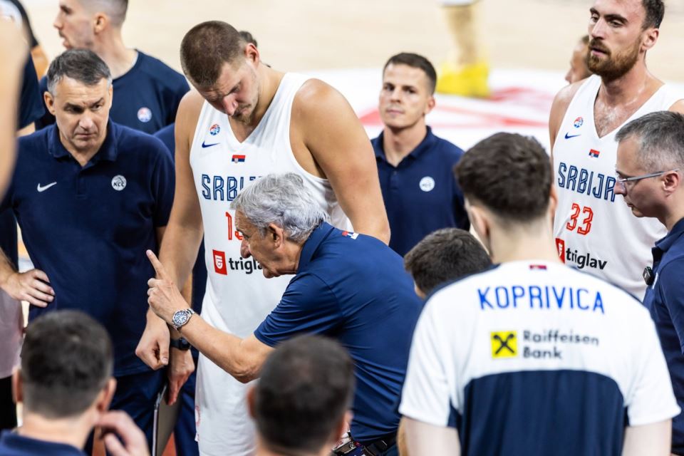 Svetislav Pešić i Nikola Jokić na tajm-autu