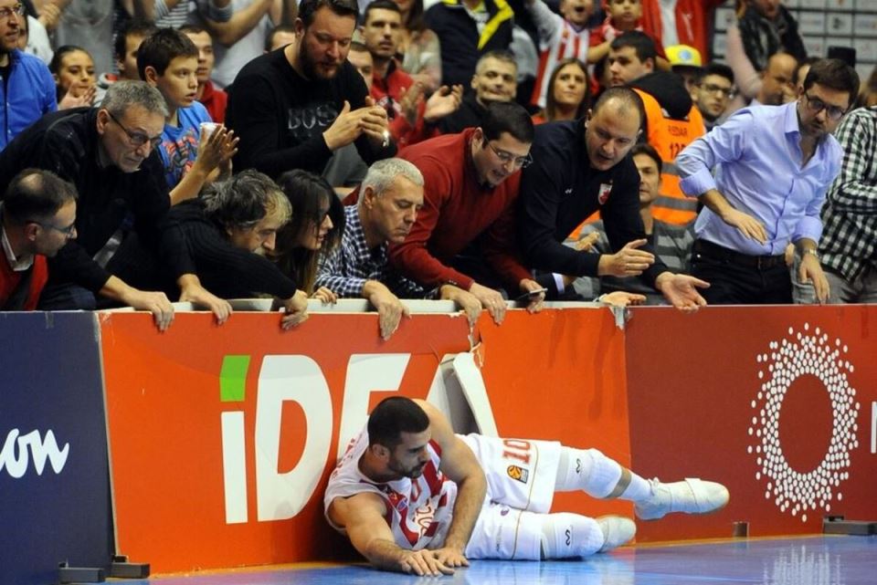 Branko Lazić se bacio u prvi red tribina