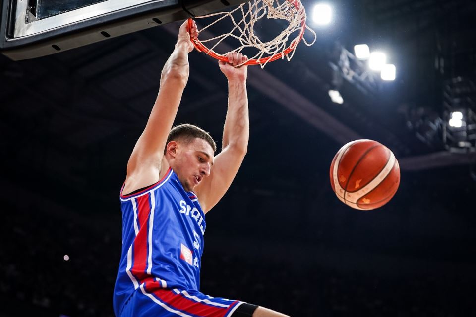 Nikola Jović zakucava na meču protiv Slovenije