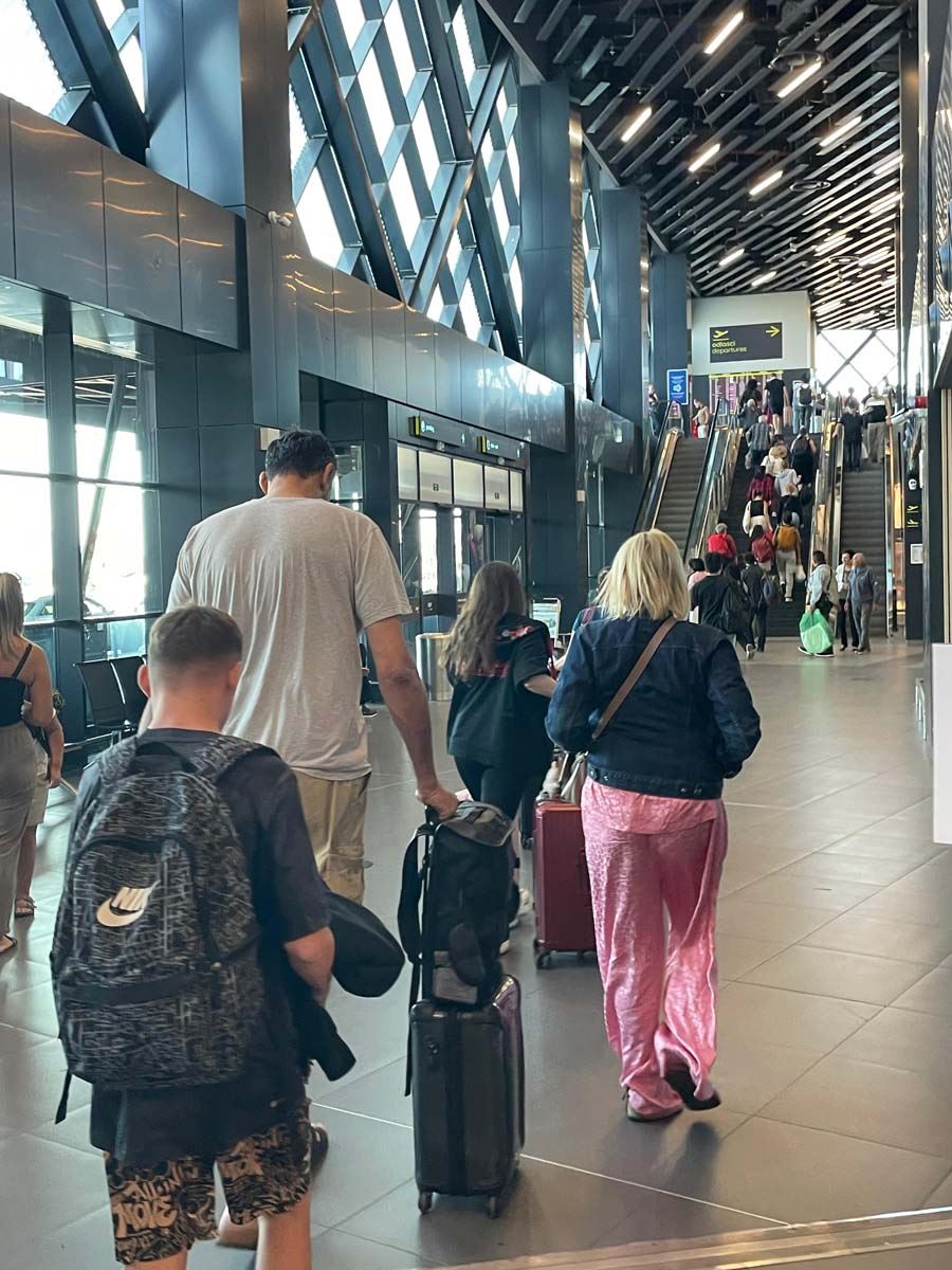 Vlade Divac na aerodromu u Beogradu posle operacije 1.jpg