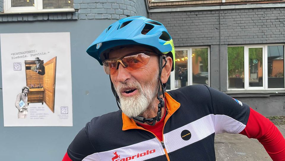 Navijač Srbije Zoran Zivlak biciklom došao u Rigu na Eurobasket (1).jpg