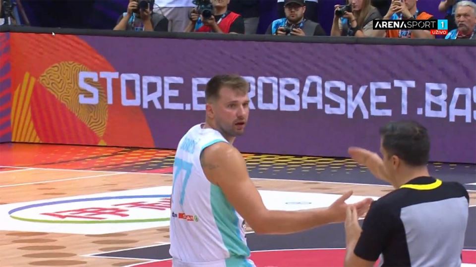 Luka Dončić jurio na sudije na Eurobasketu (6).jpg