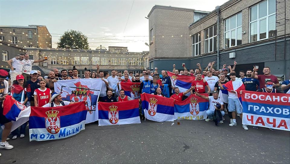 Navijači Srbije pred meč sa Portugalom  (2).jpg