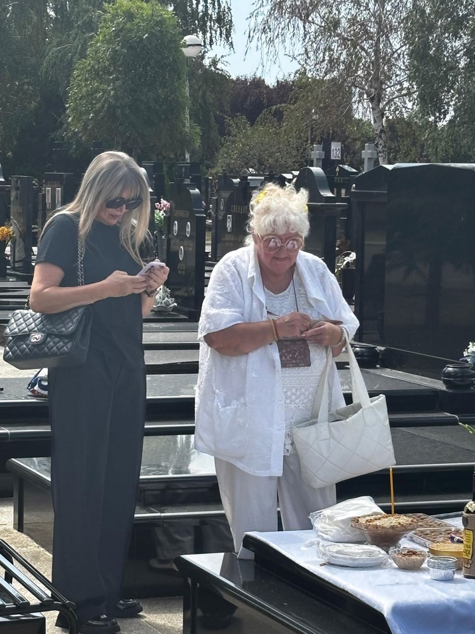 Sestra Sase Popovica u belom na pomenu (3).jpg