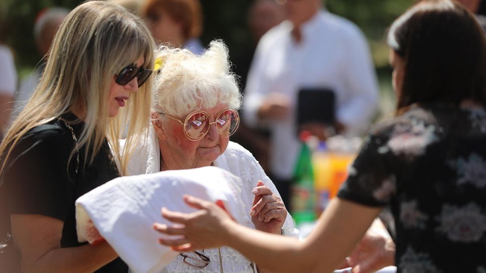 Sestra Sase Popovica u belom na pomenu (3).jpg
